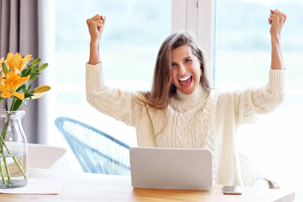 Dospělé ženy nosí Teplý svetr a pracovat doma jednoho podzimního dne — Stock fotografie