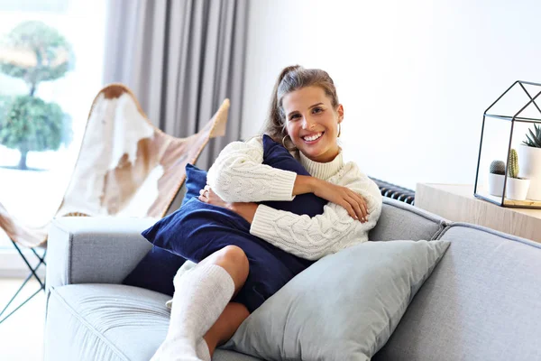 Vuxen kvinna som bär varma tröja vila hemma en höstdag — Stockfoto
