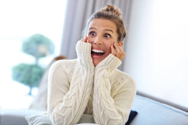 Volwassen vrouw het dragen van warme trui rust thuis een herfstdag — Stockfoto