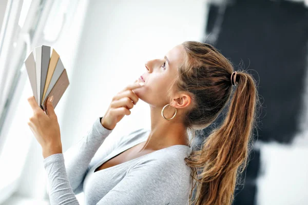 Reife Frau macht Hausarbeit — Stockfoto