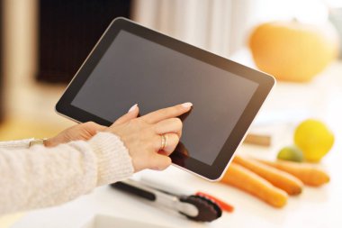 Midsection yetişkin kadın mutfakta kabak yemekleri Cadılar Bayramı için hazırlanıyor