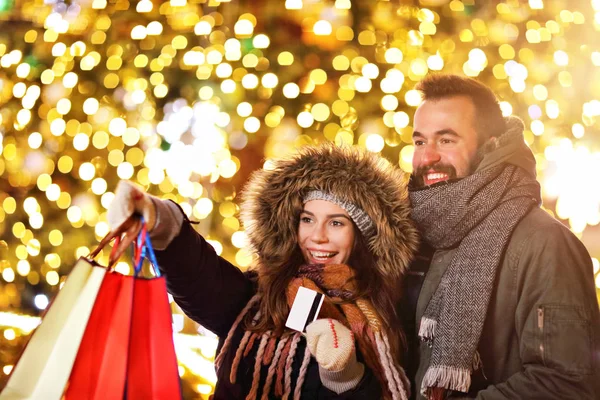 Noel zamanı sırasında şehirde alışveriş yetişkin çift — Stok fotoğraf