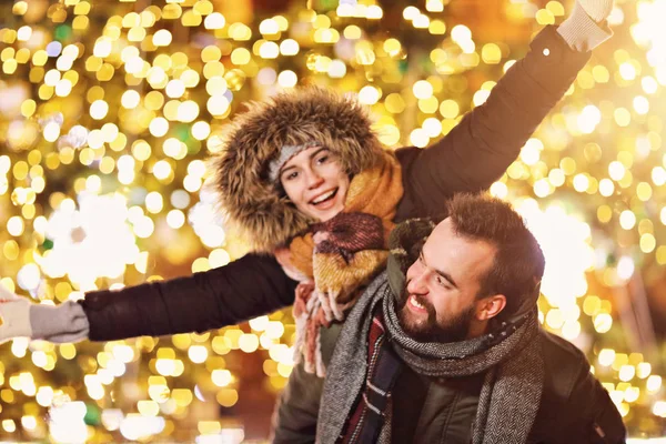 Vuxna par umgås i staden under juletid — Stockfoto