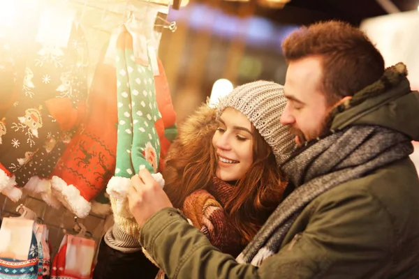 Adulto casal compras na cidade durante o Natal — Fotografia de Stock