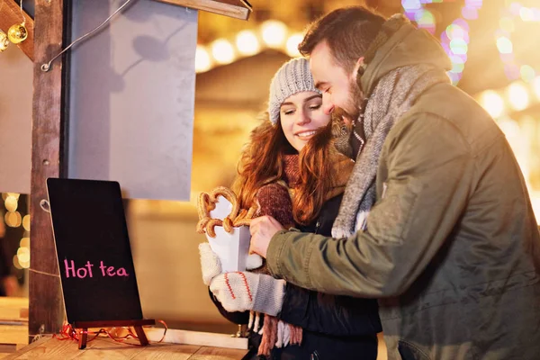 Pareja adulta pasando el rato en la ciudad durante la Navidad —  Fotos de Stock