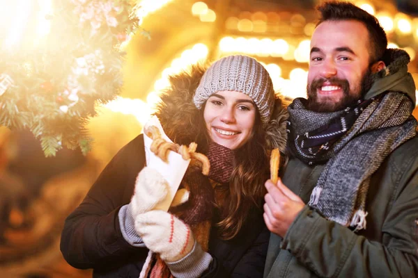 Volwassen paar opknoping in de stad tijdens de kerstperiode — Stockfoto
