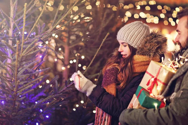 Noel ağacı şehir için Noel zamanı sırasında alışveriş yetişkin çift — Stok fotoğraf