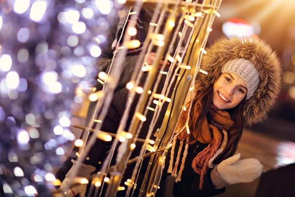Pareja adulta pasando el rato en la ciudad durante la Navidad —  Fotos de Stock