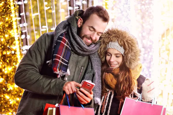 Adulto casal compras na cidade durante o Natal — Fotografia de Stock