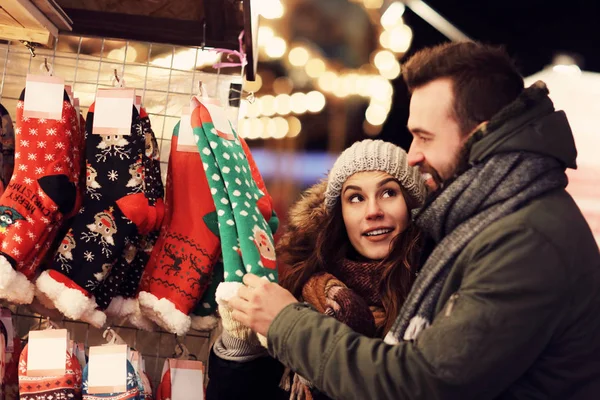 Para dla dorosłych, zakupy w mieście w czasie Bożego Narodzenia — Zdjęcie stockowe