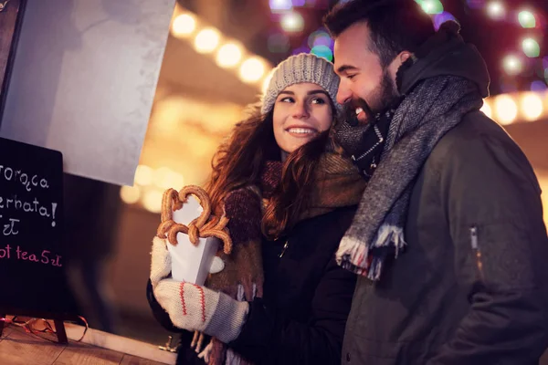 Доросла пара висить у місті під час Різдва — стокове фото