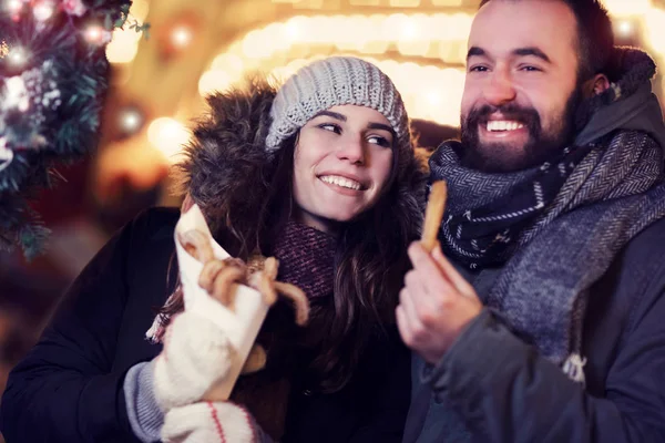 Noel zamanı sırasında şehirde takılmak yetişkin çift — Stok fotoğraf