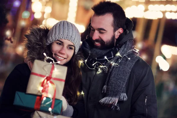 Volwassen paar winkelgebieden in de stad tijdens de kerstperiode — Stockfoto