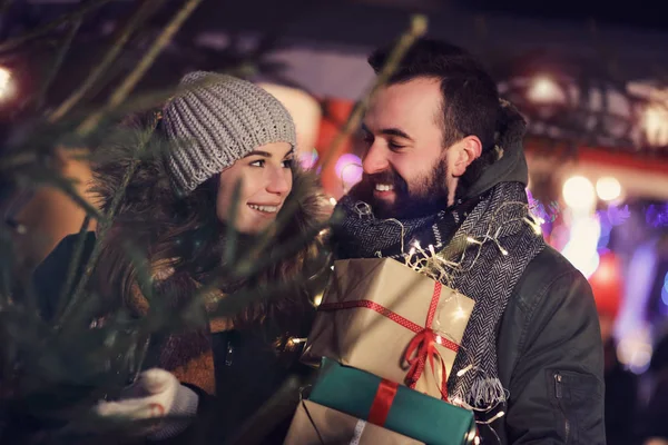 Para dla dorosłych, zakupy na choinkę w mieście w czasie Bożego Narodzenia — Zdjęcie stockowe