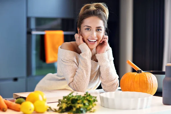 Erwachsene Frau in der Küche bereitet Kürbisgerichte für Halloween zu — Stockfoto