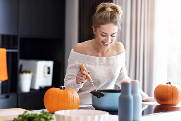 Mulher adulta na cozinha preparando pratos de abóbora para o Halloween — Fotografia de Stock