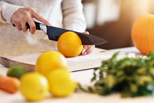 Buik van volwassen vrouw in de keuken bereiden van gerechten van de pompoen voor Halloween — Stockfoto