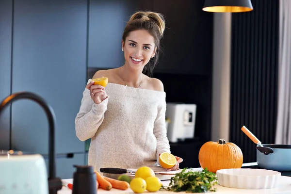 Erwachsene Frau in der Küche bereitet Kürbisgerichte für Halloween zu — Stockfoto