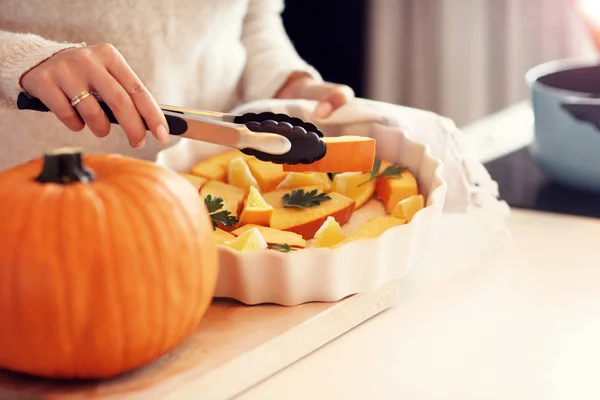 Ενήλικη γυναίκα στην κουζίνα προετοιμασία πιάτα κολοκύθα για το Halloween — Φωτογραφία Αρχείου
