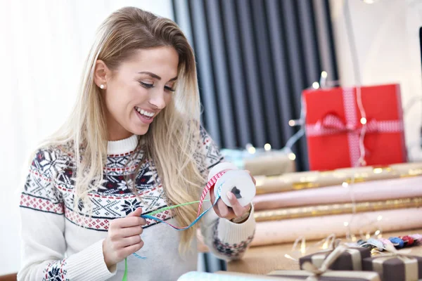 Erwachsene Frau zu Hause beim Einpacken von Weihnachtsgeschenken — Stockfoto