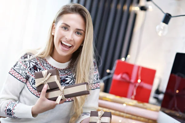 Mujer adulta en casa envolviendo regalos de Navidad — Foto de Stock