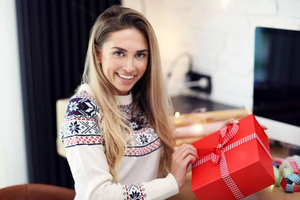 Mujer adulta en casa envolviendo regalos de Navidad — Foto de Stock