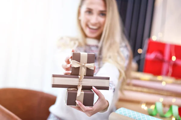 Erwachsene Frau zu Hause beim Einpacken von Weihnachtsgeschenken — Stockfoto