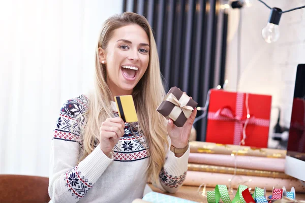 Adult woman at home wrapping Christmas presents — Stock Photo, Image