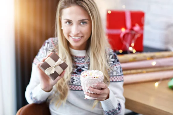 クリスマスの時期に家でのんびり大人の女性 — ストック写真