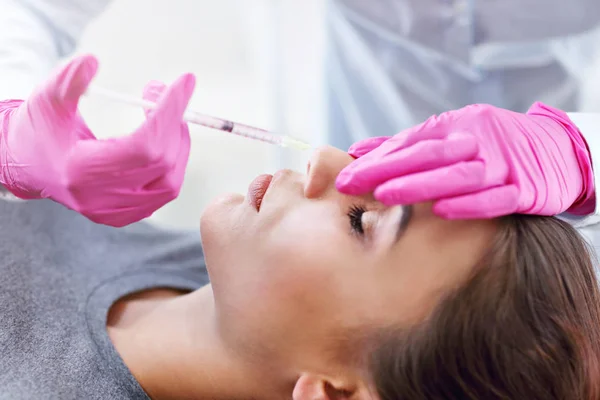 Attrayant jeune femme obtient cosmétique visage injection — Photo
