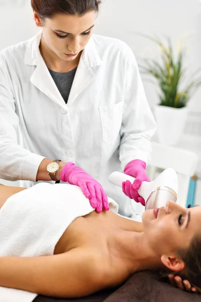 Mulher adulta com depilação a laser no salão de beleza profissional — Fotografia de Stock