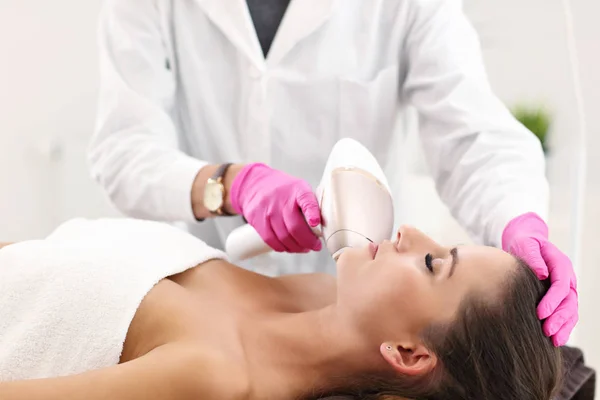 Adult woman having laser hair removal in professional beauty salon — Stock Photo, Image