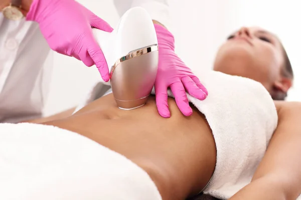 Volwassen vrouw met laser ontharing in professionele schoonheidssalon — Stockfoto