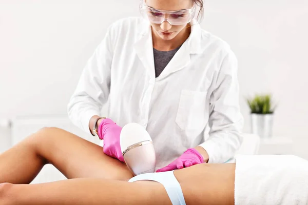 Adult woman having laser hair removal in professional beauty salon — Stock Photo, Image