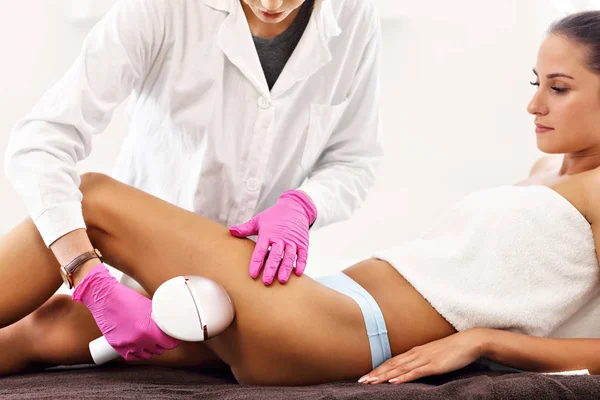 Femme adulte ayant épilation au laser dans un salon de beauté professionnel — Photo