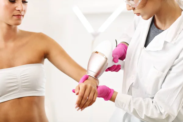 Dospělé ženy mají laserové epilace v profesionální kosmetický salon — Stock fotografie