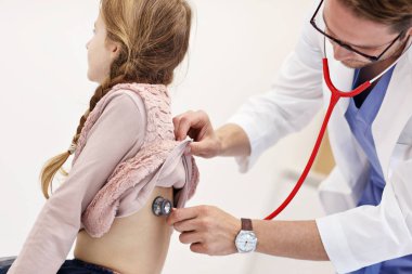 Küçük kız çocuk doktoru ile bir sağlık kontrolü sahip Kliniği