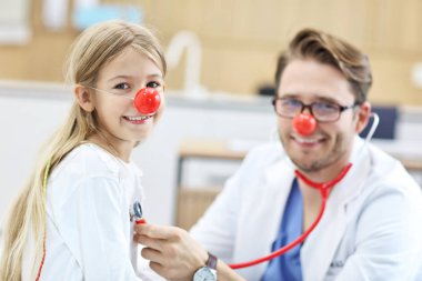 Küçük kız çocuk doktoru ile bir sağlık kontrolü sahip Kliniği