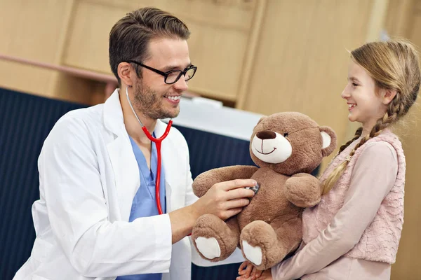 Dokter welkome meisje in kliniek — Stockfoto