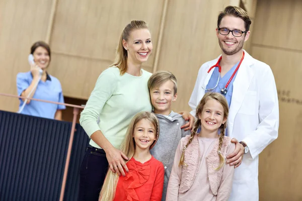 Madre e figli insieme in ospedale con il medico — Foto Stock