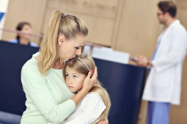 Meisje is huilen terwijl ze met haar moeder bij een arts op raadpleging — Stockfoto