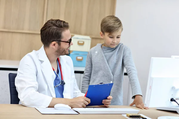 Jongetje in kliniek met een checkup met kinderarts — Stockfoto