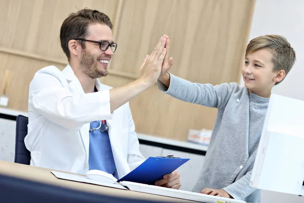 Petit garçon à la clinique ayant un bilan de santé avec un pédiatre — Photo