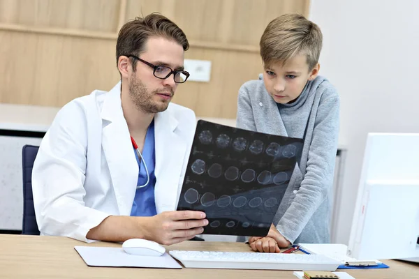 Jongetje in kliniek met een checkup met kinderarts — Stockfoto