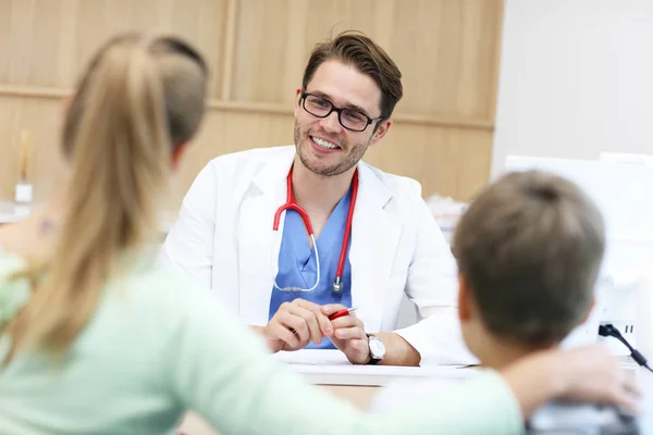 Ragazzino con madre in clinica che fa un controllo con il pediatra — Foto Stock