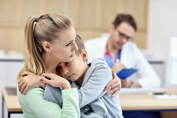 Jongetje met moeder in de kliniek hebben een checkup met kinderarts — Stockfoto