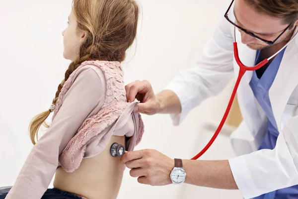 Little girl in clinic having a checkup with pediatrician — Stock Photo, Image