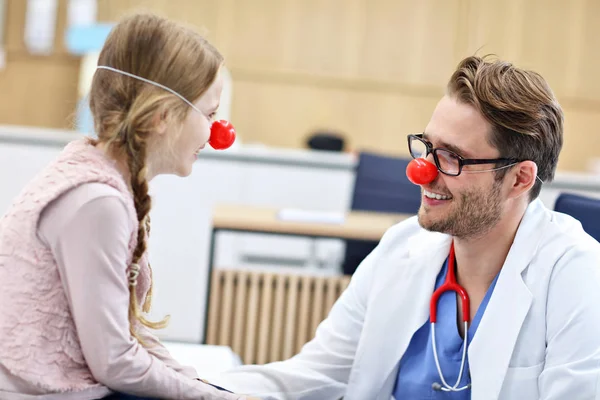 Petite fille à la clinique ayant un bilan de santé avec un pédiatre — Photo