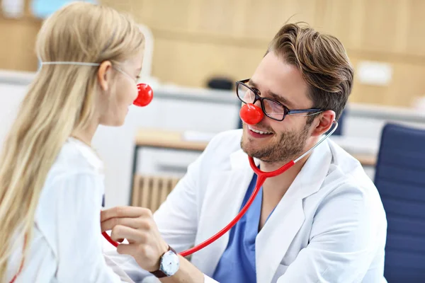 Klein meisje in kliniek met een checkup met kinderarts — Stockfoto