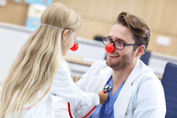 Küçük kız çocuk doktoru ile bir sağlık kontrolü sahip Kliniği — Stok fotoğraf